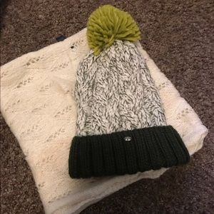 NWT: American Eagle hat& scarf bundle